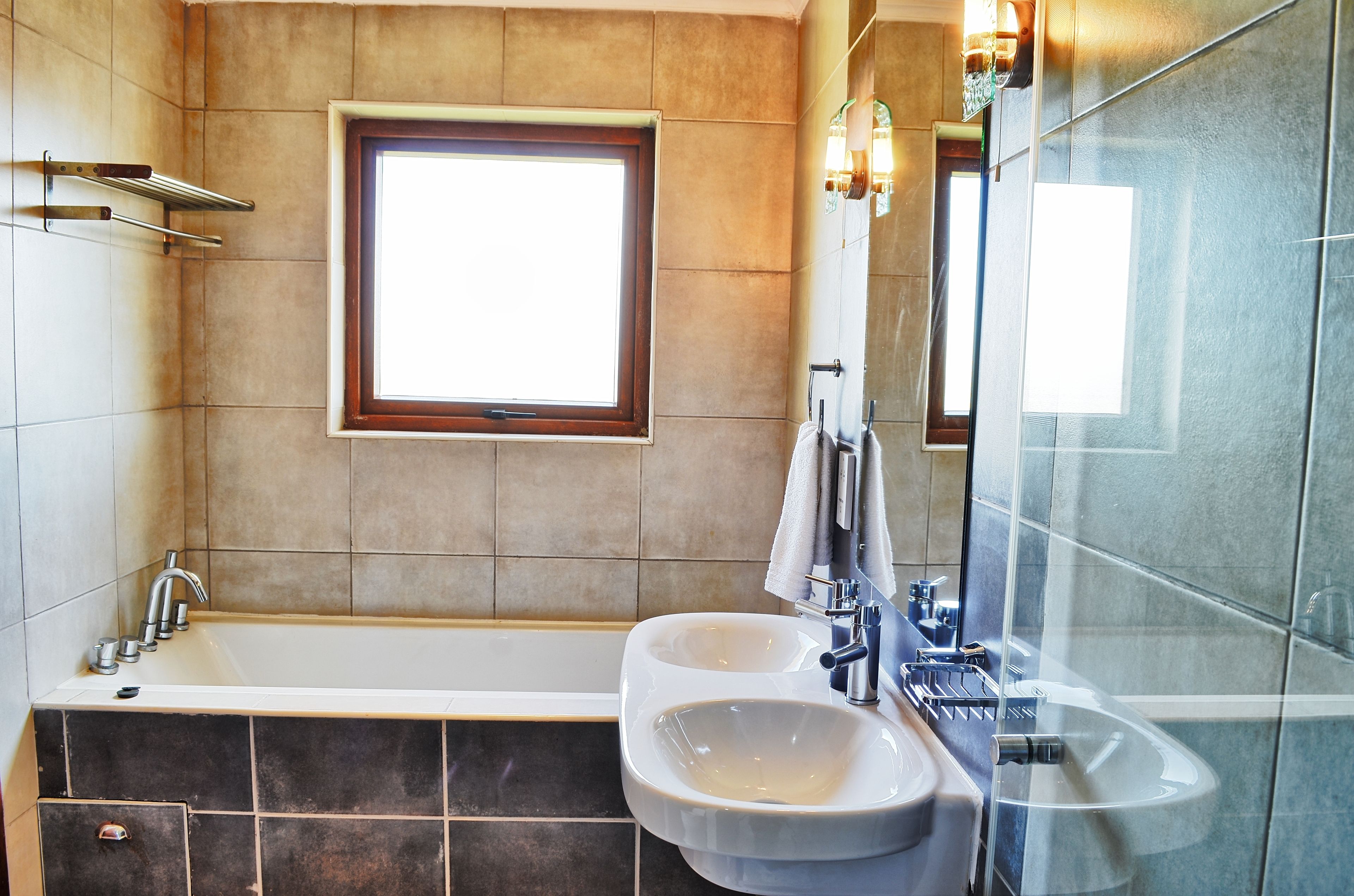 deep-soaking bathtub, towels