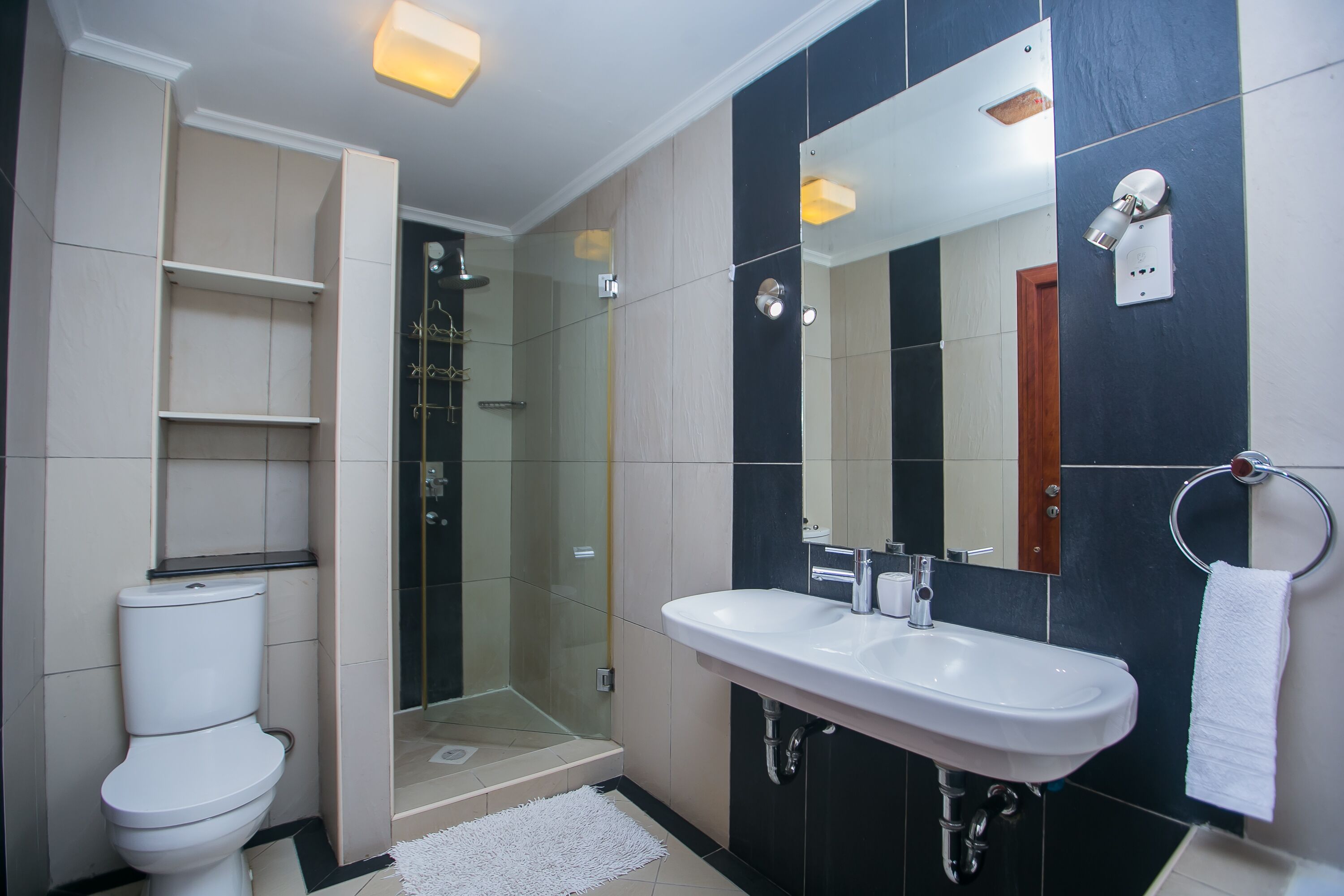 deep-soaking bathtub, towels