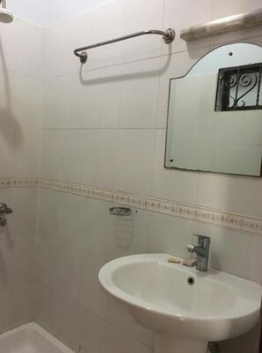 Economy Double or Twin Room | Bathroom | Shower - Kutetere Motel (Arusha)