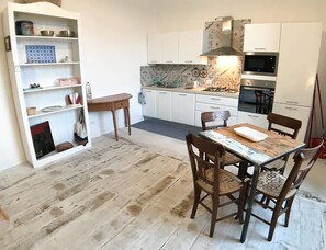 Apartment, 1 Schlafzimmer, Meerblick | Eigene Küche | Großer Kühlschrank, Ofen, Kochgeschirr/Geschirr/Besteck