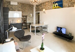 Apartment, 1 Schlafzimmer, Strandblick | Wohnzimmer | Flachbildfernseher
