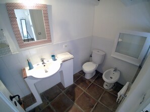 A bathroom with a white sink, a toilet, and a bidet. - Casa Levante (Syracuse)