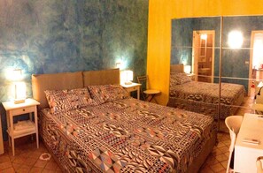 아파트 | 1 개의 침실, 각각 다른 스타일의 인테리어, 각각 다르게 가구 비치, 책상