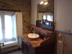 Shower, hydromassage showerhead, free toiletries, towels