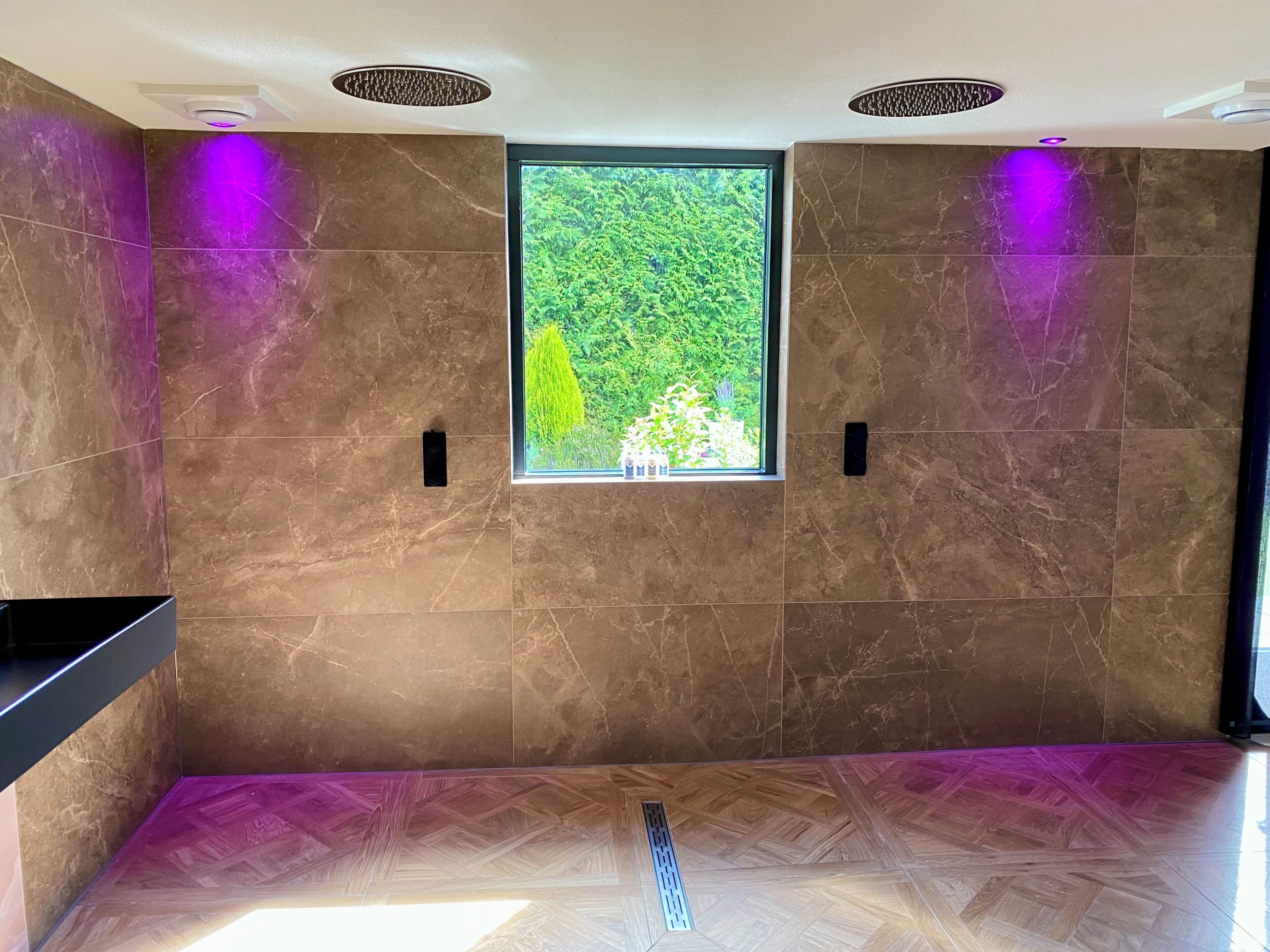 Wellness Suite, Sauna, Hottub | Badkamer | Een douche, designer toiletartikelen, een haardroger, badjassen