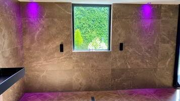 Wellness Suite, Sauna, Hottub | Badkamer | Een douche, designer toiletartikelen, een haardroger, badjassen