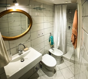 Apartment, 1 Bedroom | Bathroom | Shower, hair dryer, bidet, towels