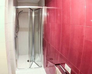 Appartement, 1 chambre, vue ville | Salle de bain | Douche, articles de toilette gratuits, sèche-cheveux, bidet