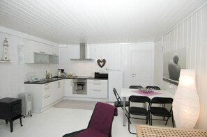 Huoneisto, 2 makuuhuonetta | Yksityinen keittiö | Jääkaappi, uuni, liesi, keittoastiat/astiat/ruokailuvälineet