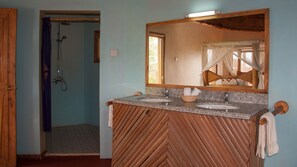 Ferienhaus | Badezimmer | Kostenlose Toilettenartikel, Haartrockner, Handtücher