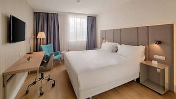 Een minibar, een kluis op de kamer, een bureau, geluiddichte muren
