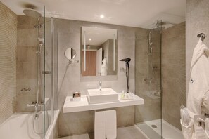 Regendusche, umweltfreundliche Kosmetikartikel, Haartrockner, Handtücher