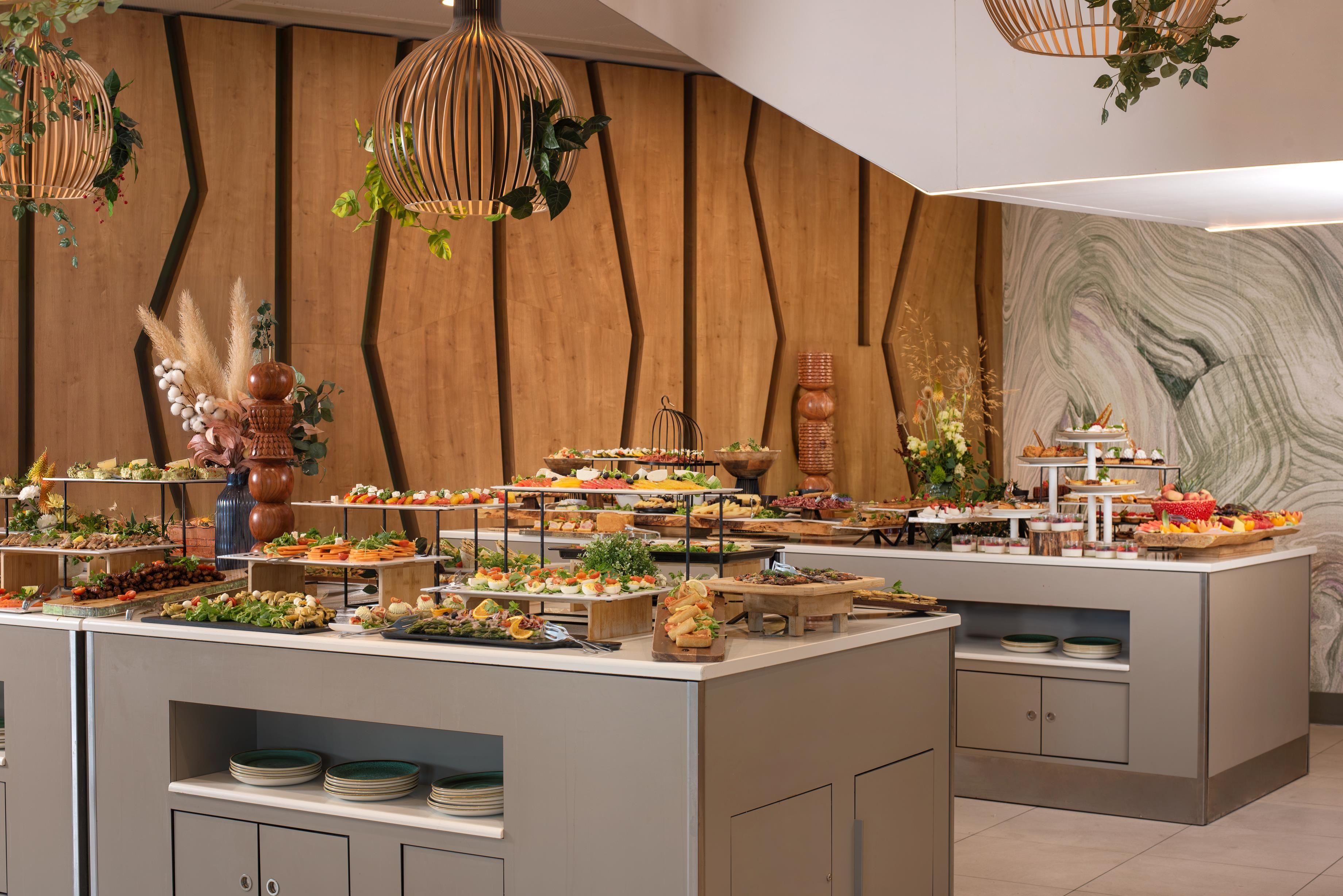 Un buffet proposant une variété de plats et un décor intérieur moderne.
