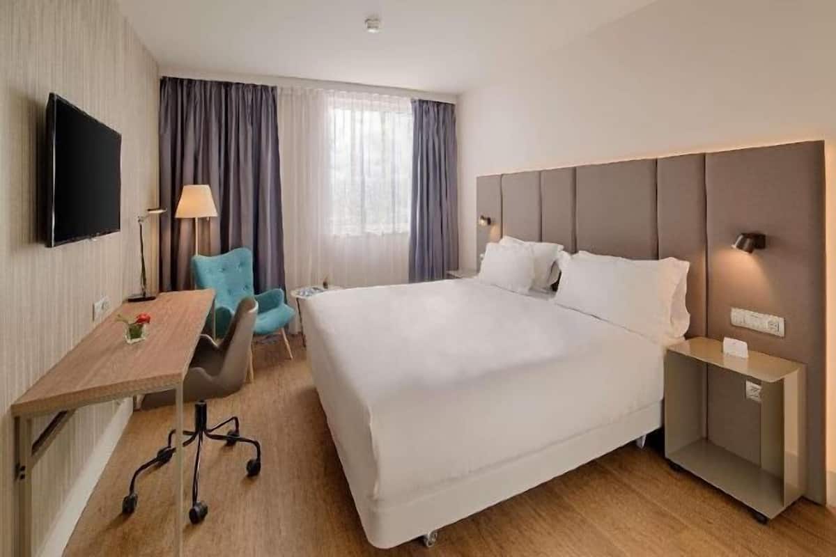 Minibar, Zimmersafe, Schreibtisch, schallisolierte Zimmer