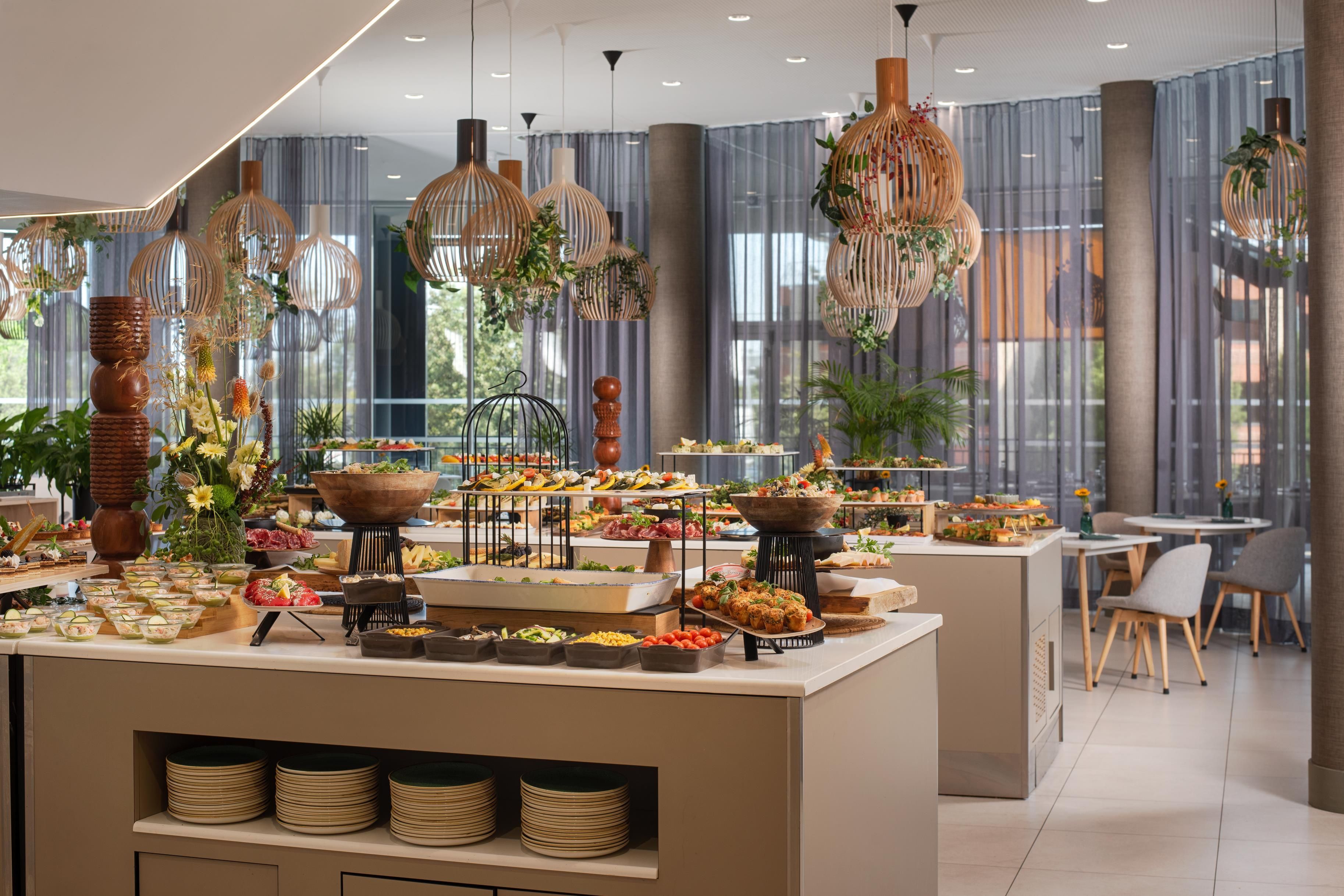 Una mesa de buffet con diferentes alimentos y una zona central de servicio.