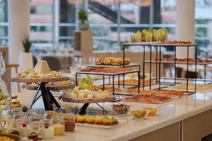 Tägliches Frühstücksbuffet (15 EUR pro Person)