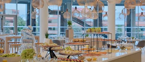Tägliches Frühstücksbuffet (15 EUR pro Person)
