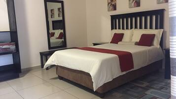 Standard-Doppelzimmer, 1 Doppelbett | Schreibtisch, Bügeleisen/Bügelbrett, kostenloses WLAN, Bettwäsche