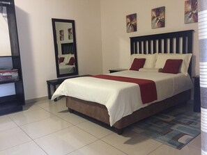 Doppia Standard, 1 letto matrimoniale | Una scrivania, ferro/asse da stiro, Wi-Fi gratuito, lenzuola