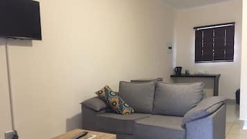 Quarto casal standard, 1 cama de casal | Sala de estar | TV LCD 54 polegadas com canais via satélite, TV