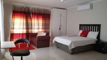 Escritorio, tabla de planchar con plancha, wifi gratis y ropa de cama
