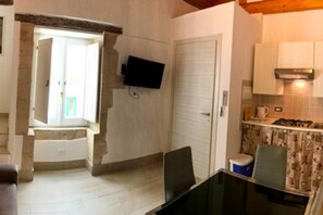 Apartamento, 2 quartos | Área de estar | TV de tela plana