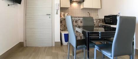 Apartment, 2 Schlafzimmer | Eigene Kochnische | Kühlschrank, Herdplatte, Kochgeschirr/Geschirr/Besteck