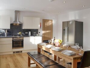 3 عدّة غرف نوم ومكواة/لوح كي وواي فاي مجانًا وملاءات أسرّة