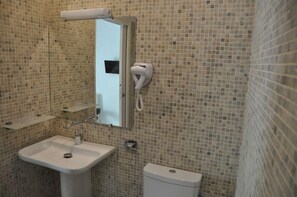 Dobbeltrom – classic, 1 dobbeltseng | Bad | Dusj, toalettartikler (inkludert), hårføner og badekåper