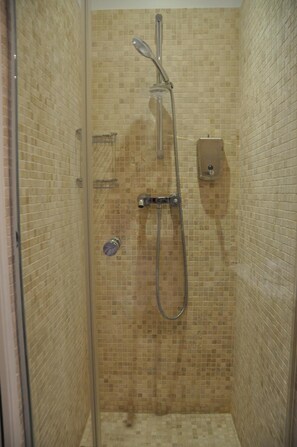 Classic-Doppelzimmer, 1 Doppelbett | Badezimmer | Dusche, kostenlose Toilettenartikel, Haartrockner, Bademäntel