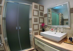 Apartment, 3 Bedrooms, 2 Bathrooms | Bathroom | Shower, free toiletries, hair dryer, towels - Villa Irene (Syracuse)