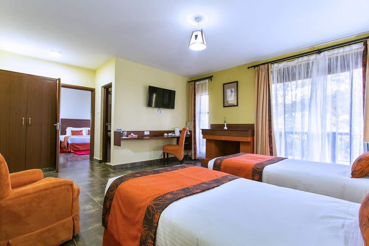Family Room | Desk, soundproofing, free WiFi