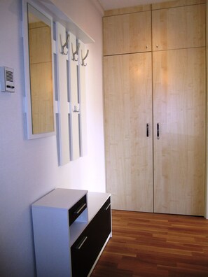 Classic-Apartment, Balkon | Wohnbereich | Flachbildfernseher