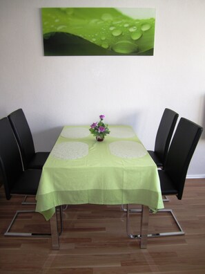 Classic-Apartment, Balkon | Essbereich im Zimmer
