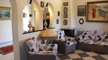 Appartement, 3 slaapkamers, 2 badkamers | Woonkamer | Een televisie