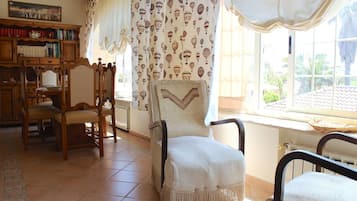 Apartment, 3 Schlafzimmer, 2 Bäder | Wohnzimmer | Fernseher