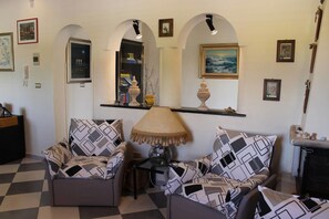 Apartment, 3 Bedrooms, 2 Bathrooms | Living room | TV - Villa Le Tre Marie (Syracuse)