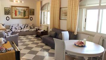 Appartement, 3 slaapkamers, 2 badkamers | Woonkamer | Een televisie