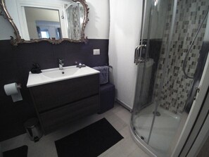Apartment, 2 Schlafzimmer, Stadtblick | Badezimmer | Dusche, Haartrockner, Bidet, Handtücher