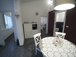 Apartamento, 2 quartos, vista para a cidade | Cozinha privada | Geladeira grande, cooktop, lava-louças, cafeteira/chaleira