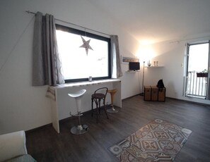 Apartment, 2 Schlafzimmer, Stadtblick | Wohnzimmer | Flachbildfernseher