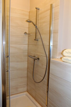 City Apartment, 1 Queen Bed with Sofa bed, Patio | Bathroom shower - Stars Berlin Apartments Essener Straße (Berlin)