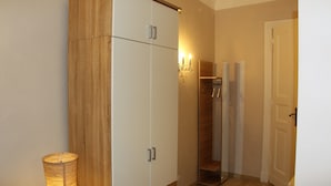 Leilighet – city, 1 queensize-seng med sovesofa, terrasse | Oppholdsområde | Flatskjerm-TV