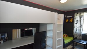 A compact room with a bunk bed, a desk, and a chair. - Solferie Holiday Home- Gullveien (Kristiansand)