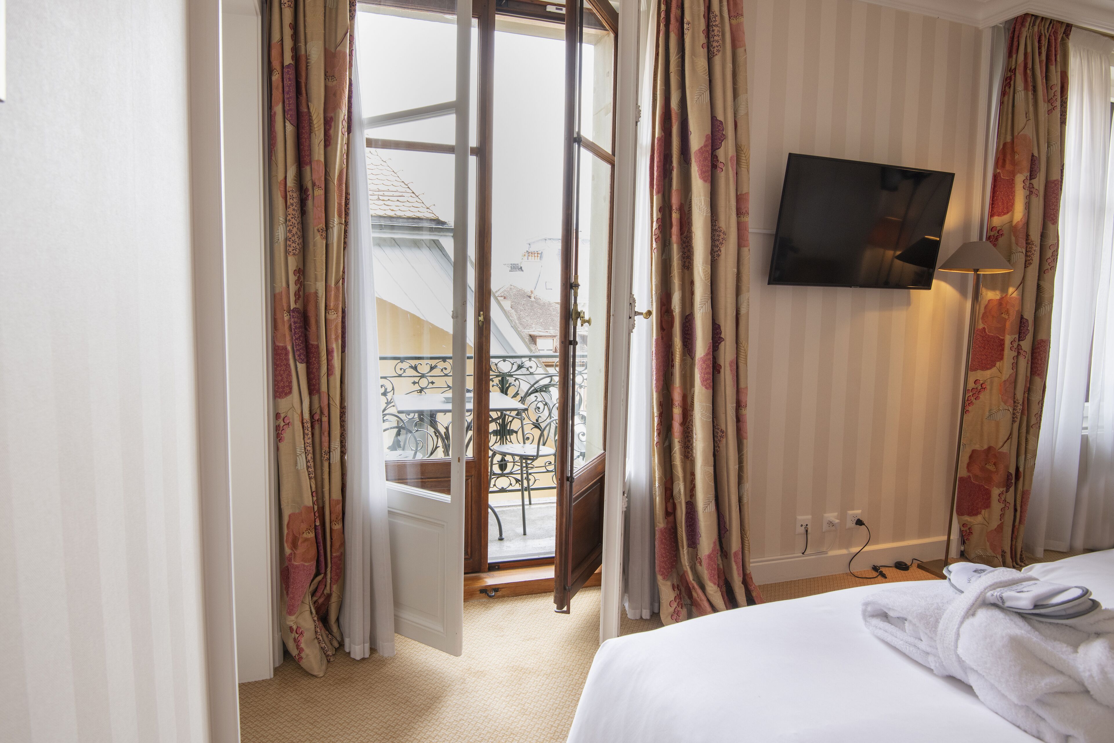 executive double room, 1 king bed, partial lake view | 1 bedroom, egyptian cotton sheets, premium bedding, down duvets