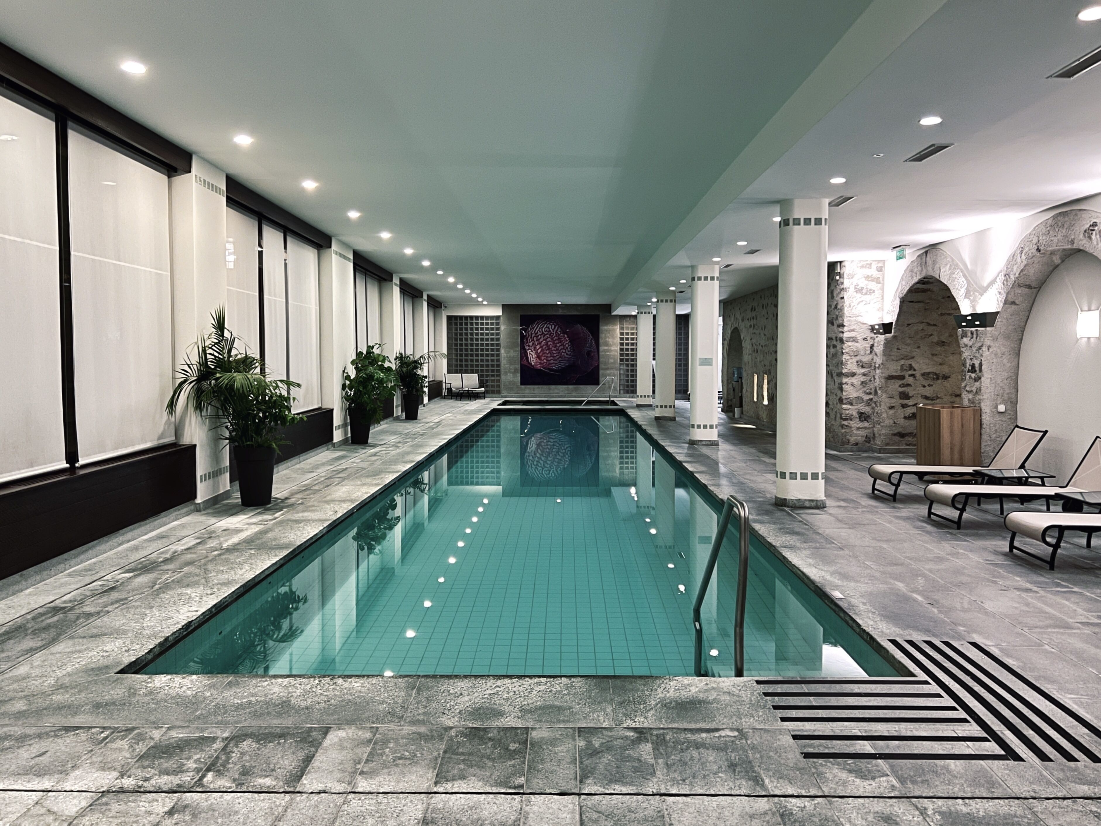 สระว่ายน้ำในร่ม เปิด 6:30 น. ถึง 22:00 น., เก้าอี้อาบแดดริมสระ