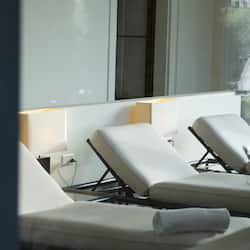 Piscina coperta, con ingresso dalle 06:30 alle 22:00, lettini