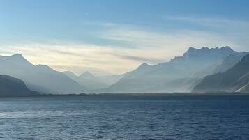 Un lac paisible, avec des montagnes en arrière-plan.