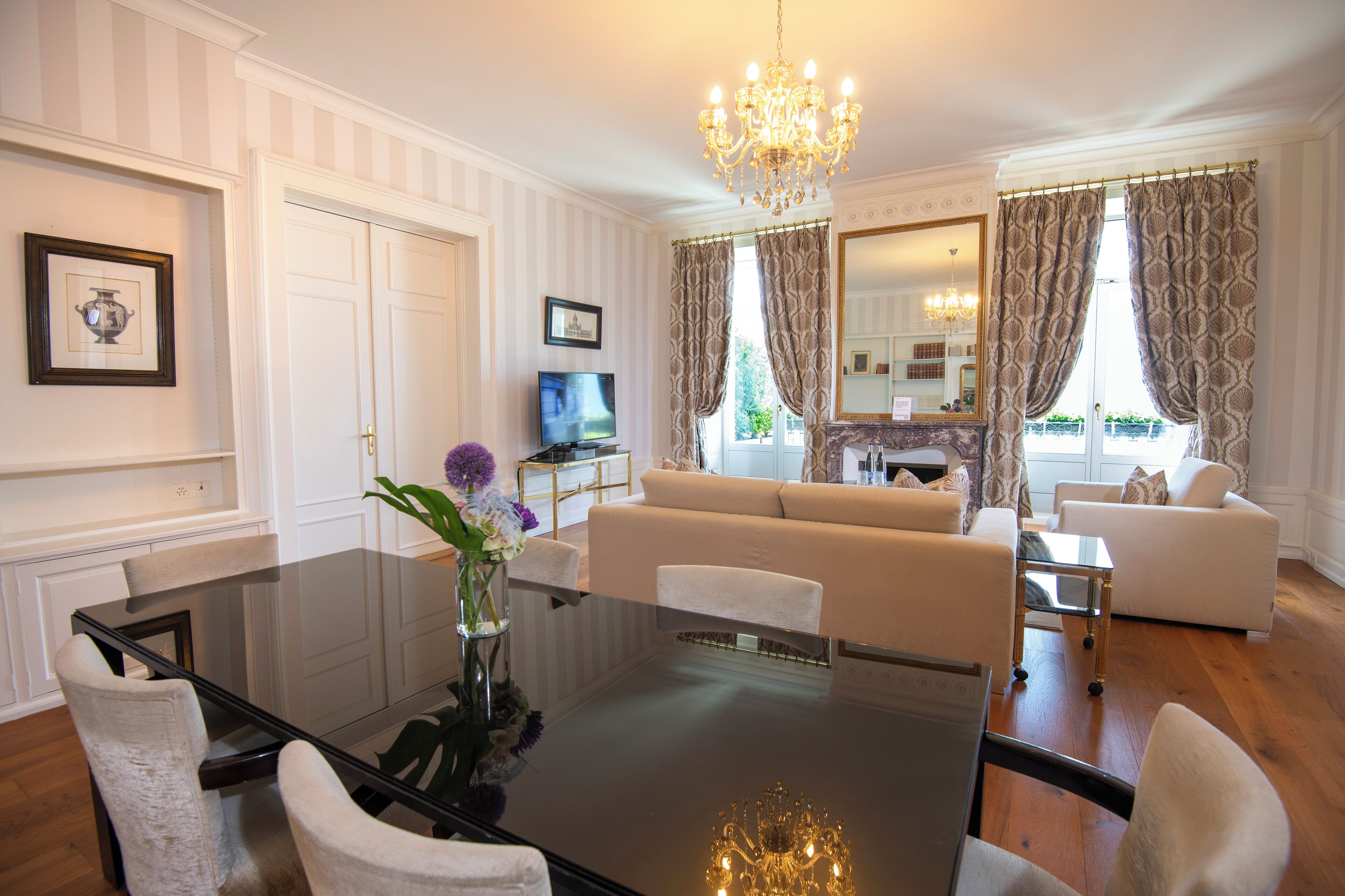 Suite (Imperial Suite) | Woonruimte | Een 110-cm flatscreentelevisie met kabelzenders en een televisie