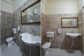 Deux salles de bain avec des murs en marbre, un lavabo, des toilettes et un miroir.